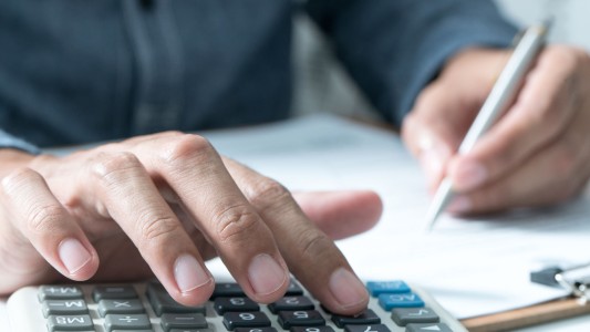 Ganancias: cuál será la modificación para que trabajadores "reciban alrededor de $2.000 más por mes"