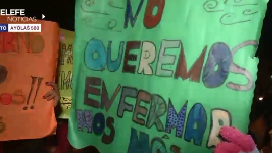 Realizaron un abrazo solidario a la Escuela Echeverría reclamando la reconexión del gas