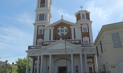 Denuncian que un sacerdote ebrio abusó de un joven en la parroquia delante de sus compañeros