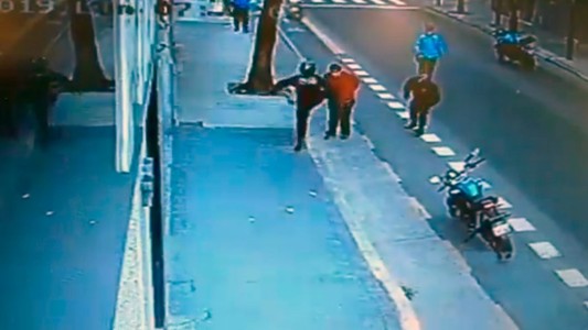 Detuvieron a un policía que le pegó una patada en el pecho a un hombre y murió minutos después