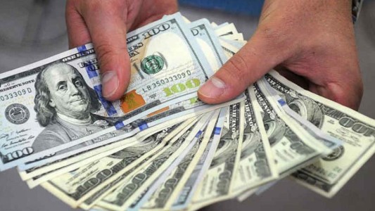 El dólar llegó a los 60 pesos y el riesgo país sigue arriba de los 2.000 puntos