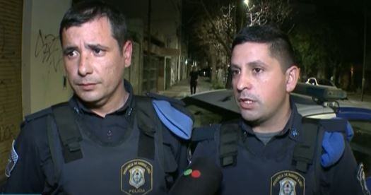 Efectivos policiales rescataron a un bebé que había quedado encerrado en un auto