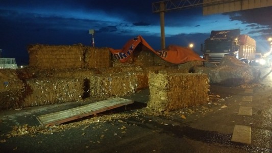 Un camión volcó en Circunvalación y Oroño