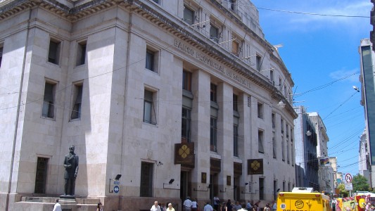 Por el DNU del Gobierno, los bancos atenderán hasta las 17