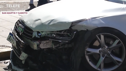 Brutal impacto entre un patrullero y un auto particular