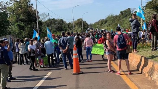 Hacían un piquete en Iguazú y atacaron a turistas que quisieron pasar caminando