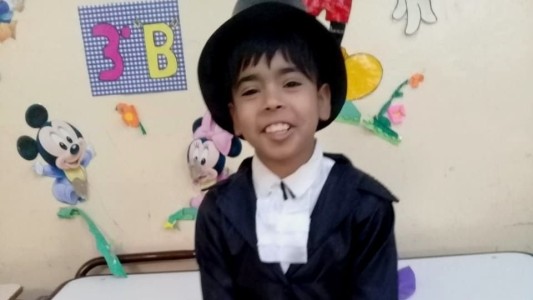 Tiene 10 años y le dio sus medias a un compañero que tenía las zapatillas rotas para que no pase frío