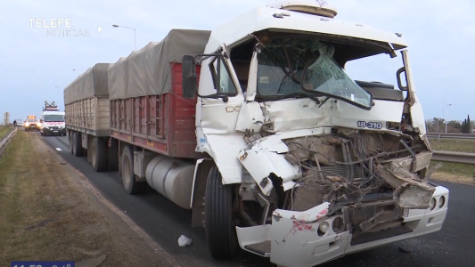 Atrapado entre hierros: violento choque de camiones en la autopista a Córdoba