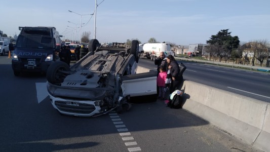 Perdió una rueda, chocó y volcó en Circunvalación