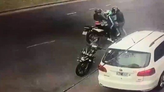 Video indignante: motochorros forcejean con una joven a la vista de todos para robarle su moto