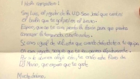 Lesionó a un compañerito de otro equipo en un partido de fútbol y le mandó una tierna carta para disculparse