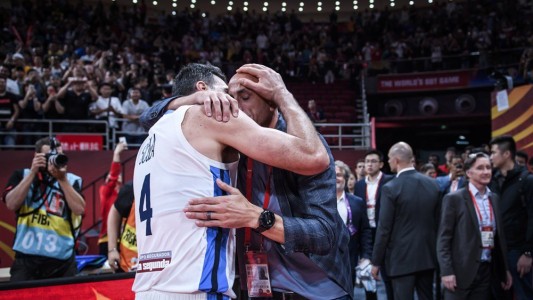 El abrazo que esperábamos: así festejaron Manu y Scola el triunfo de la Selección