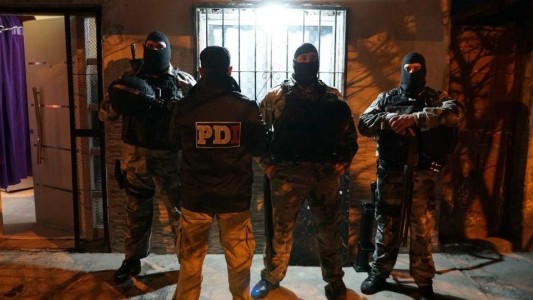 Maratón de allanamientos en barrio Tablada: armas, drogas y detenidos