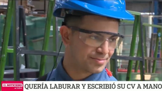 Un año atrás escribió su CV a mano, se hizo viral, consiguió trabajo y hoy logró su primer ascenso