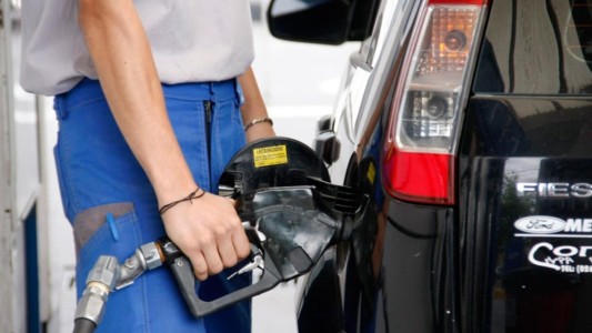 Advierten que "hay un 38%" de atraso en el precio de los combustibles