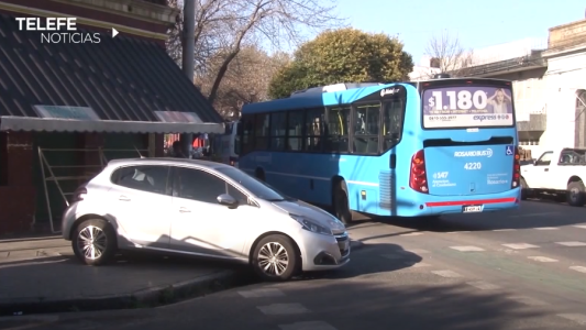 Violento choque entre un colectivo y un auto en Cerrito y Alem