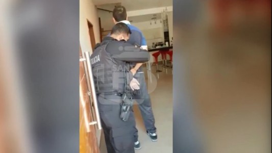 Tiró una nota por la ventana pidiendo ayuda y la rescataron cuando era golpeada y abusada