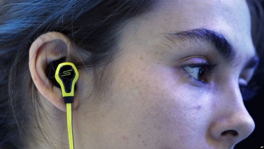 Más de 1.100 millones de jóvenes en el mundo corren riesgo de padecer discapacidad auditiva