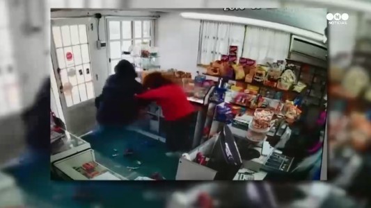 Una kiosquera corrió a empujones a un ladrón que intentó robarle
