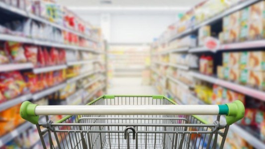 Consumo desplomado: las ventas en supermercados bajaron 12,7% en julio