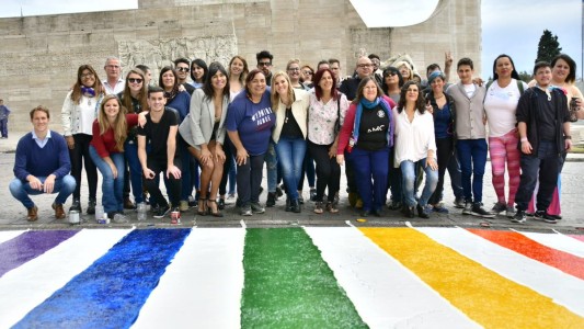 Ediles pintaron la calle frente al Concejo en el marco de la marcha del Orgullo