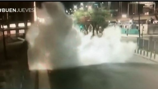 Los perseguía la policía y arrojaron una bomba desde una moto