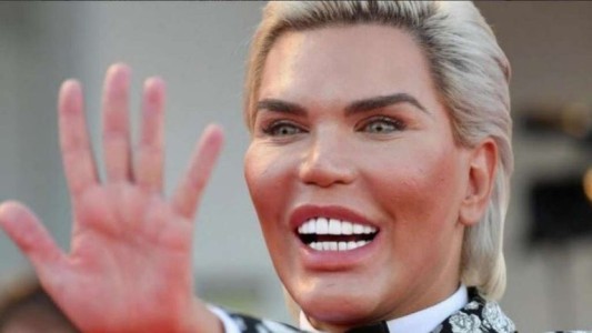 El "Ken humano" se puso extensiones y en las redes lo comparan con Luciana Salazar