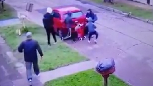 Impresionante "robo piraña": volvía de hacer compras y le llevaron hasta el auto