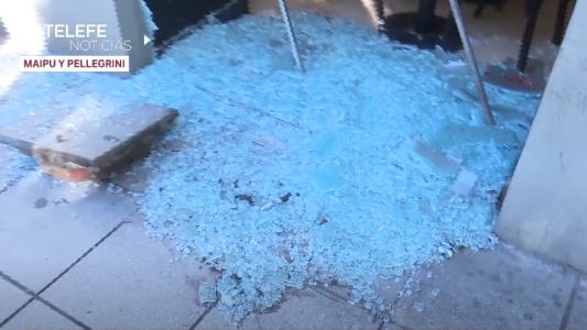 Destrozaron a piedrazos la vidriera de una pizzería