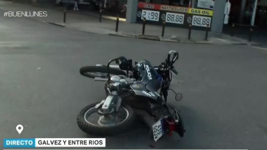 Fuerte choque entre un taxi y un policía de la Brigada Motorizada