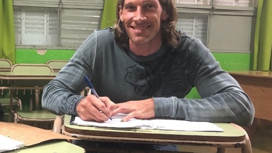 Un campeón olímpico volvió al colegio para cumplir la promesa que le hizo a su mamá