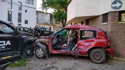 Violento choque entre un auto y un patrullero policial