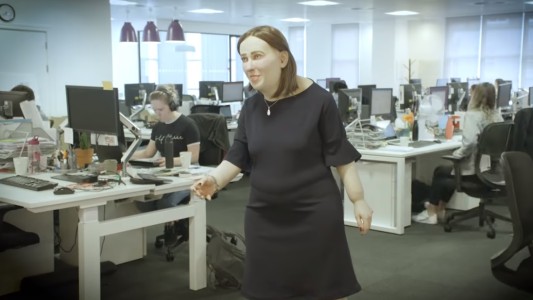 "Emma", el maniquí británico que muestra el deterioro luego de trabajar 20 años en una oficina