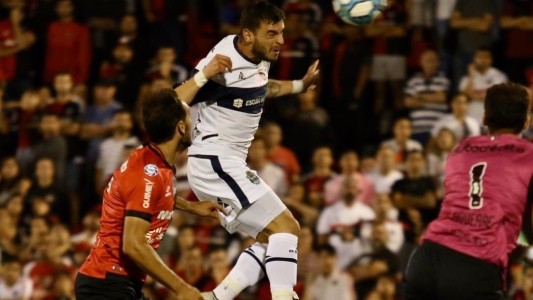 En el regreso de Diego al Parque, Gimnasia goleó a Newell's por 4 a 0