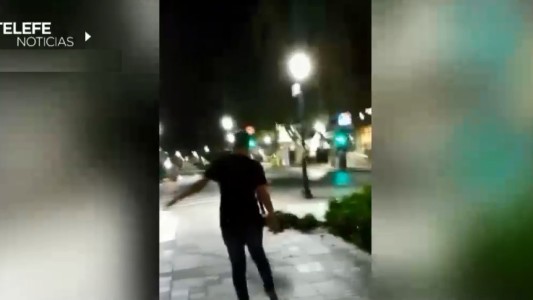 Jóvenes se grabaron vandalizando los nuevos arbustos de calle Oroño