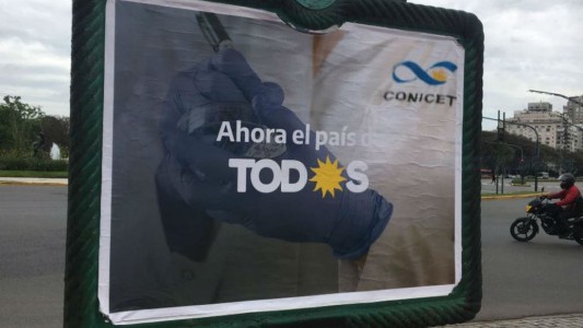 Científicos indignados por los afiches del Conicet con el Frente de Todos