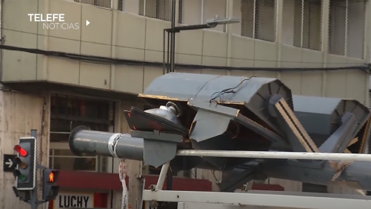 Corrientes y San Luis: cayó un semáforo y golpeó a una mujer