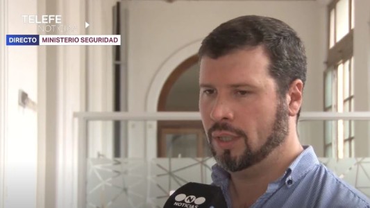 10 policías detenidos "por plantar" un arma