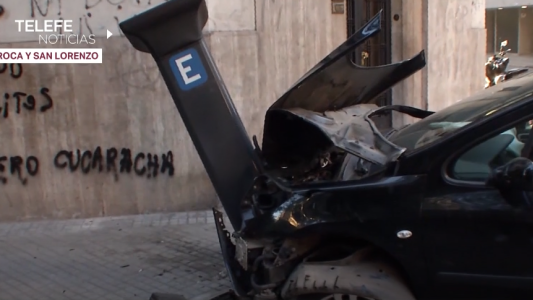 Tránsito feroz: perdió el control del auto y derribó un parquímetro