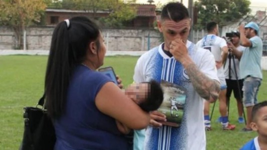 Cubrió un partido de fútbol con su bebé en brazos y se volvió viral