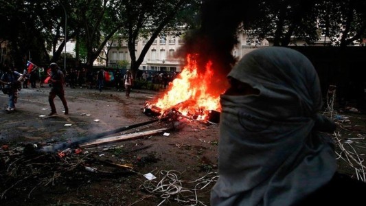 Manifestantes atacaron la a residencia del embajador argentino en Chile