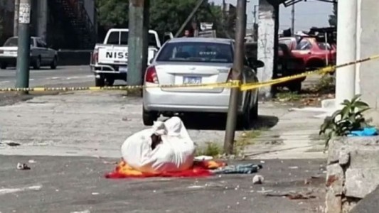 Macabro: asesinaron a una mujer, la envolvieron y tiraron el cuerpo en la calle