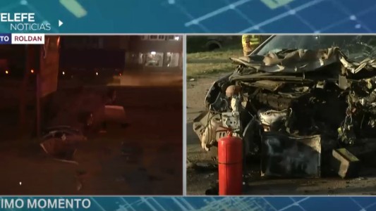 Fuerte choque frontal de dos automóviles a la altura de Roldán