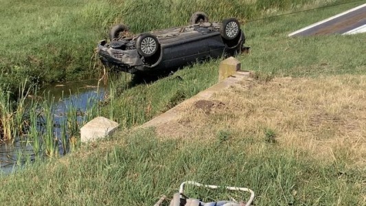 Por esquivar una reposera, despistó y volcó en la autopista a Córdoba