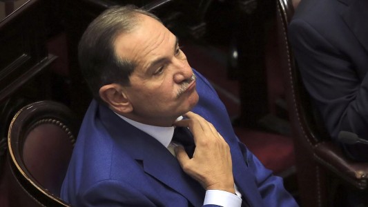 Alperovich pide licencia en el Senado tras la denuncia por violación de su sobrina