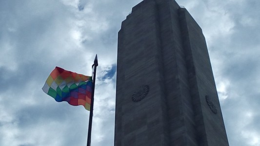 La bandera Whipala flamea en el Monumento en solidaridad con el pueblo boliviano