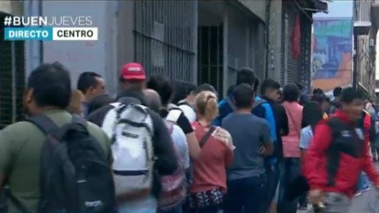 Desocupados forman largas colas para recibir el bono de 5.000 pesos