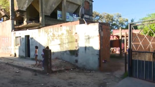 Una vieja arenera donde viven varias familias corre peligro de derrumbe