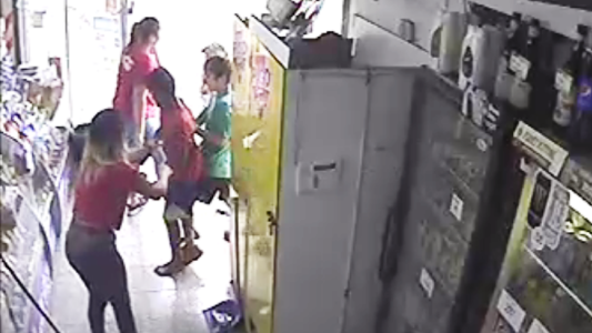 Ataque piraña en Tucumán: menores robaron un kiosco y agredieron a una empleada