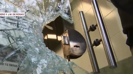 Rompieron la puerta de ingreso y robaron un comercio a media cuadra de una dependencia policial